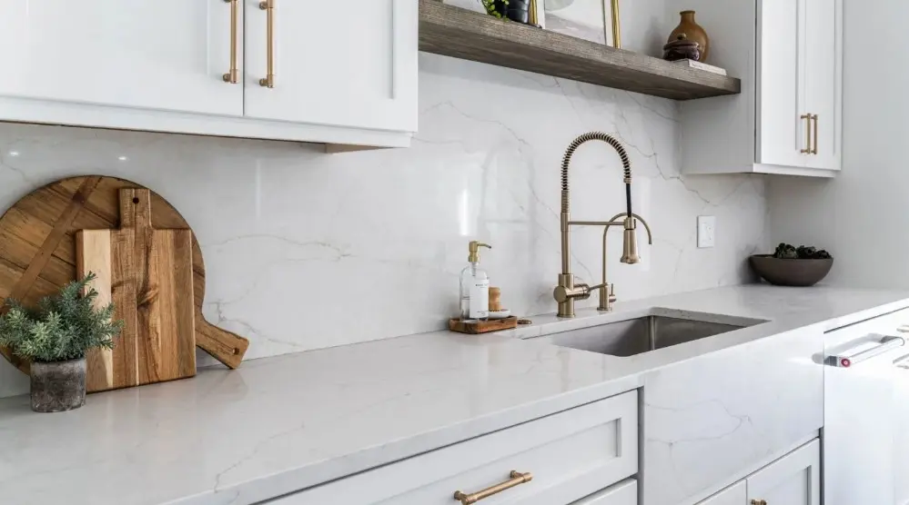 Combining Vadara Quartz with Natural Elements in Modern Homes
