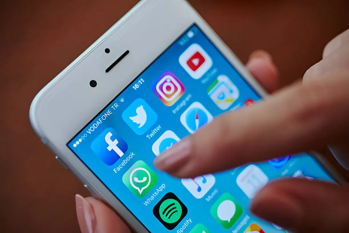 How Manufacturing Departments Use WhatsApp Web Login for Coordination
